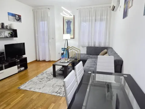 Izdavanje, jednosoban stan, 43m², City Kvart, Podgorica - image 1