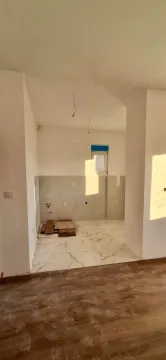 Nova kuhinja u izgradnji sa pločicama na zidu. - image 4