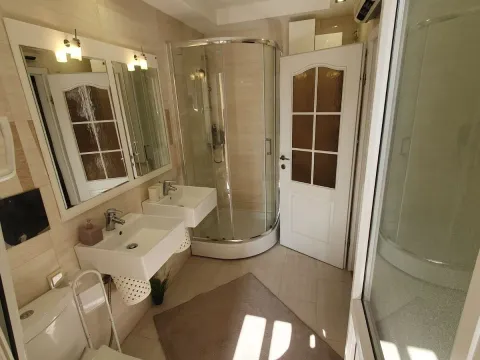 Izdavanje, dvosoban stan, 70m², Centar, Tivat - image 4