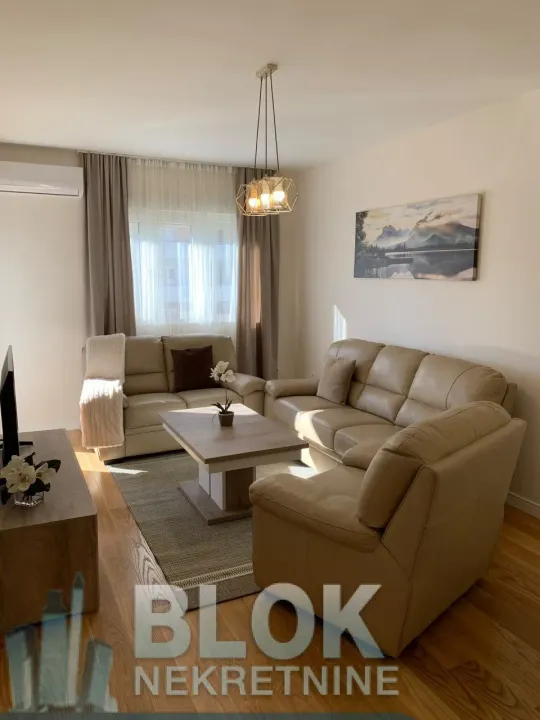 Izdavanje, dvosoban stan, 70m², Central Point, Podgorica
