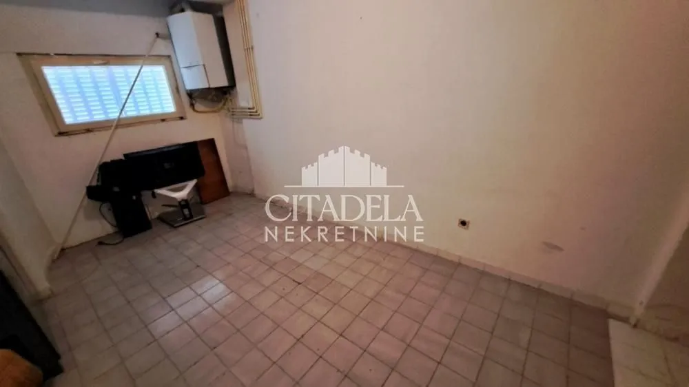 Izdavanje, kuća, 200m², Čukarica, Beograd