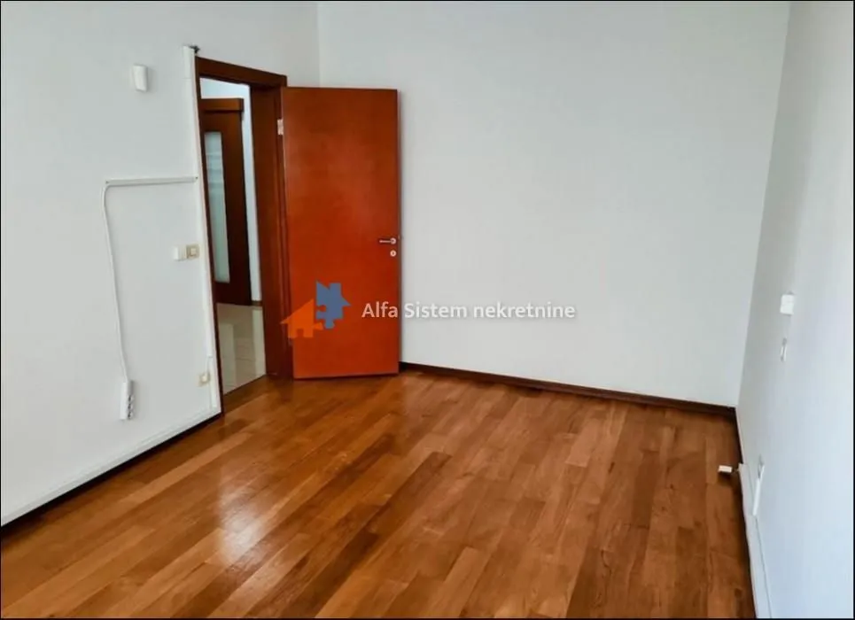 Izdavanje, četvorosoban stan, 135m², Autokomanda, Voždovac Sve Podlokacije