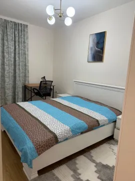 Svijetla spavaća soba sa bračnim krevetom i radnim stolom. - image 6