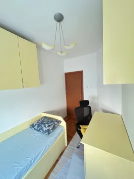 Manja spavaća soba sa krevetom, radnim stolom i visećim elementima žute boje. - image 6