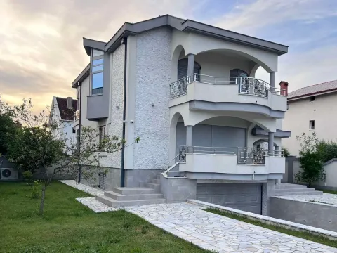 Izdavanje, kuća, 320m², Zlatica, Podgorica