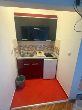 Manja čajna kuhinja sa sudoperom, šporetom i frižiderom. - image 2