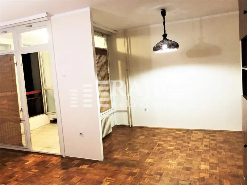 Empty room with parquet flooring and access to the terrace.