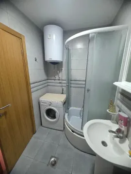 Manje kupatilo sa tuš kabinom, umivaonikom, veš mašinom i bojlerom. - image 7