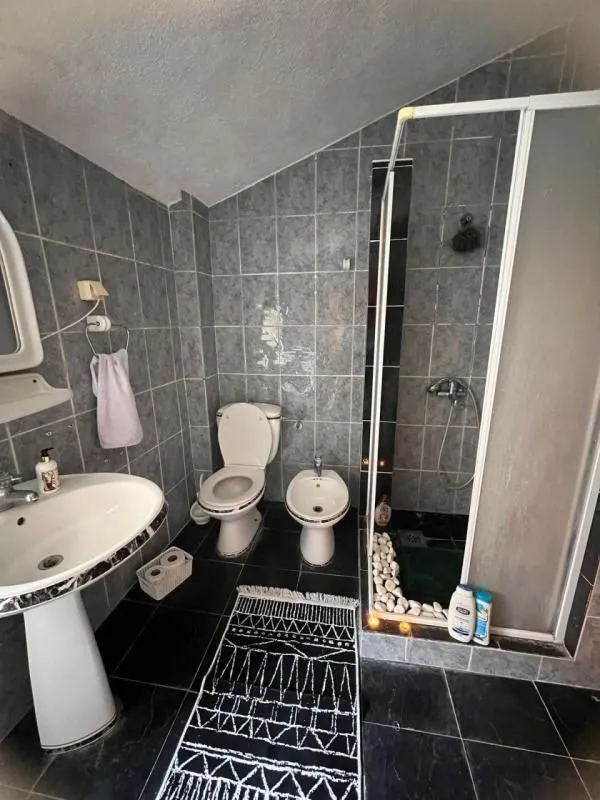 Izdavanje, kuća, 443m², Reževići, Budva
