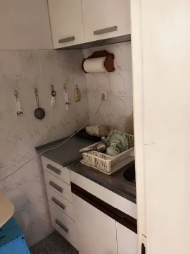 Manja kuhinja sa sudoperom, radnim dijelom i gornjim elementima. - image 4
