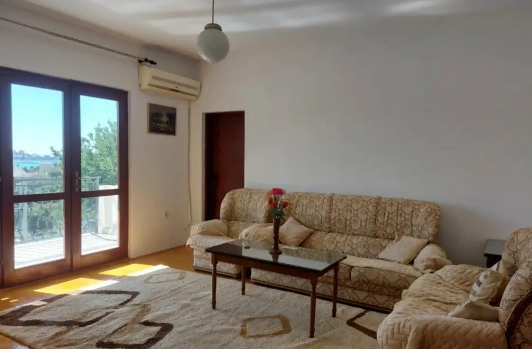 Izdavanje, trosoban stan, 100m², Šušanj, Bar