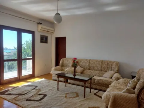 Izdavanje, trosoban stan, 100m², Šušanj, Bar - image 1