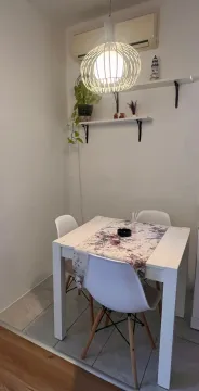Manji trpezarijski sto sa bijelim stolicama i ukrasnom rasvjetom. - image 3