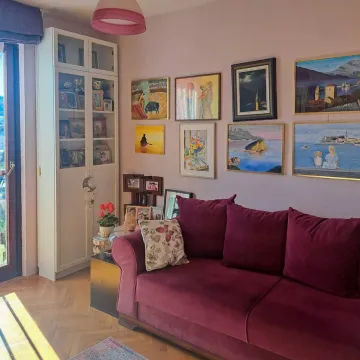 Dnevna soba sa bordo kaučom, bijelom vitrinom i slikama na zidu. - image 9