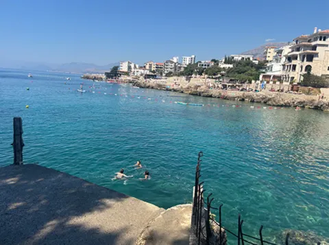 Pogled na more i obalu sa plažom. - image 7