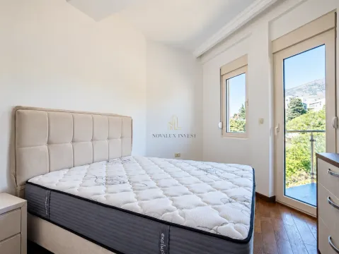 Spavaća soba sa bračnim krevetom i izlazom na terasu. - image 13