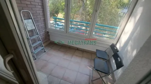 Zastakljeni balkon sa keramičkim pločicama na podu i stolicama. - image 10
