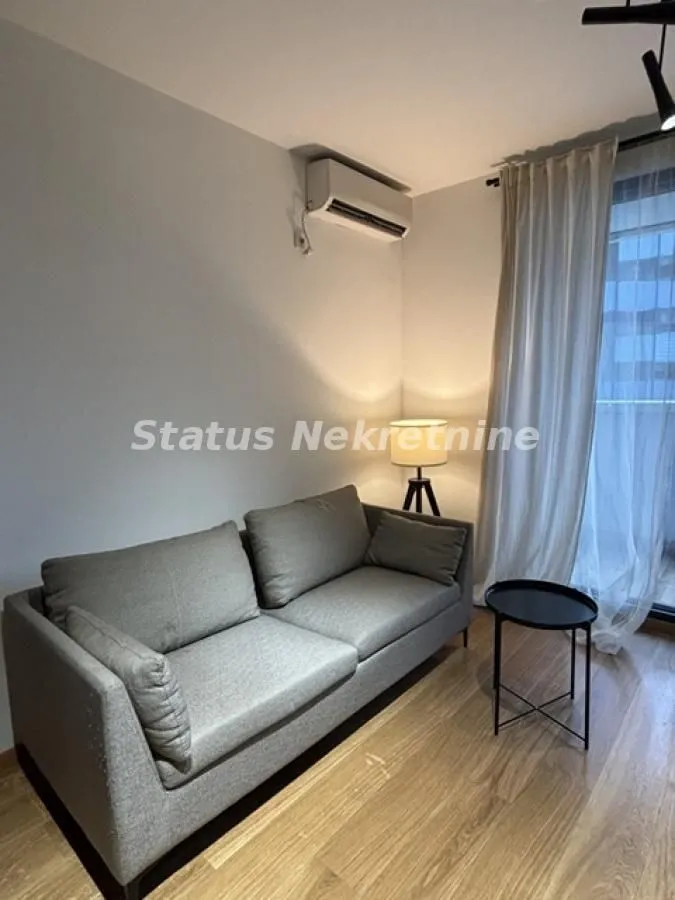 Izdavanje, dvosoban stan, 42m², Centar, Novi Sad