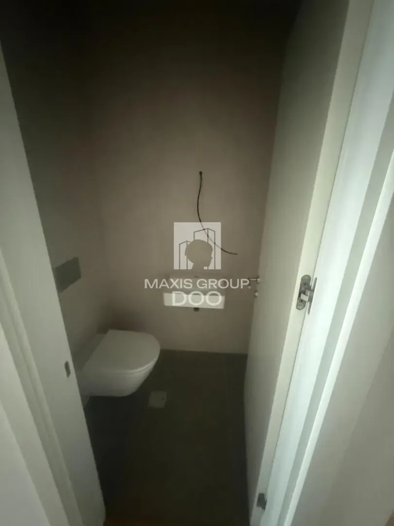 Smaller bathroom with a wall-mounted toilet.
