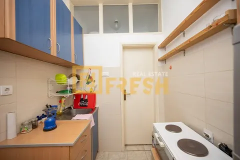 Manja kuhinja sa plavim elementima i šporetom. - image 6