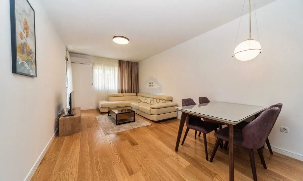 Izdavanje, dvosoban stan, 70m², Central Point, Podgorica