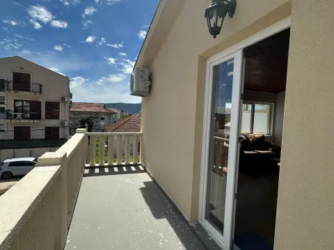 Izdavanje, trosoban stan, 200m², Centar, Tivat - image 10