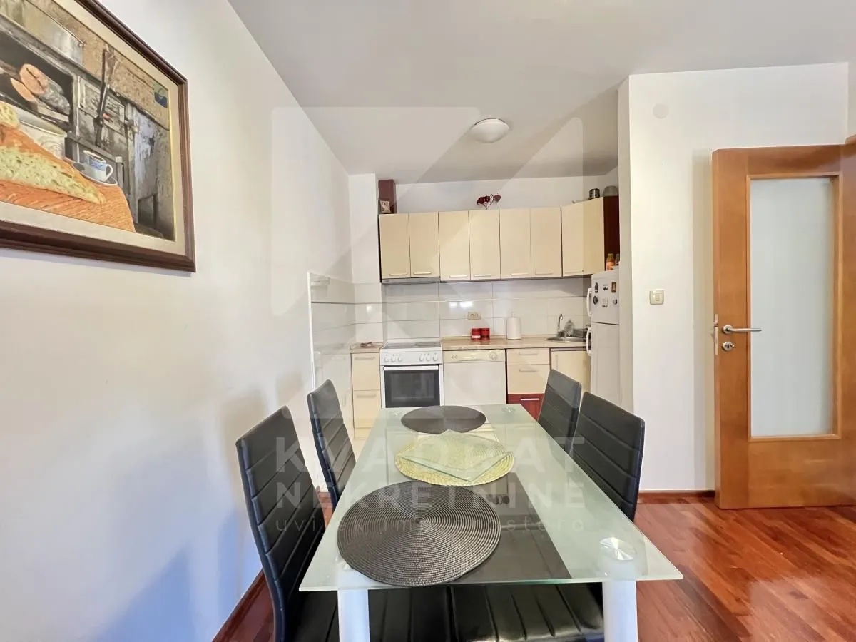 Kitchen with a dining area equipped with basic elements and a dining table.