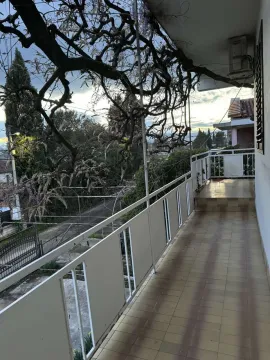Dugački balkon sa bijelom ogradom i pogledom na zelenilo. - image 14