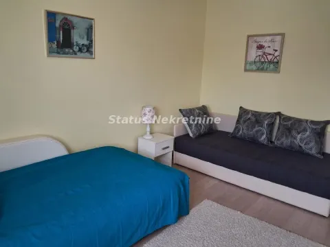 Spavaća soba sa krevetom, ležajem i noćnim stočićem. - image 21
