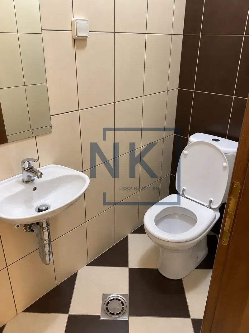 Manje kupatilo sa umivaonikom i toalet šoljom.