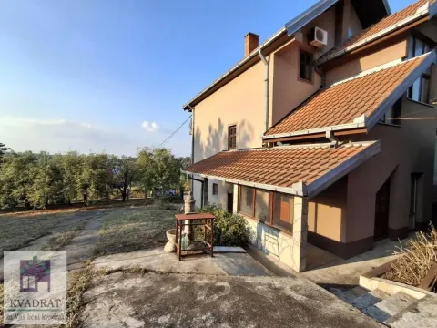 Pogled na spoljašnjost kuće sa dvorištem i krovom od crepa. - image 2