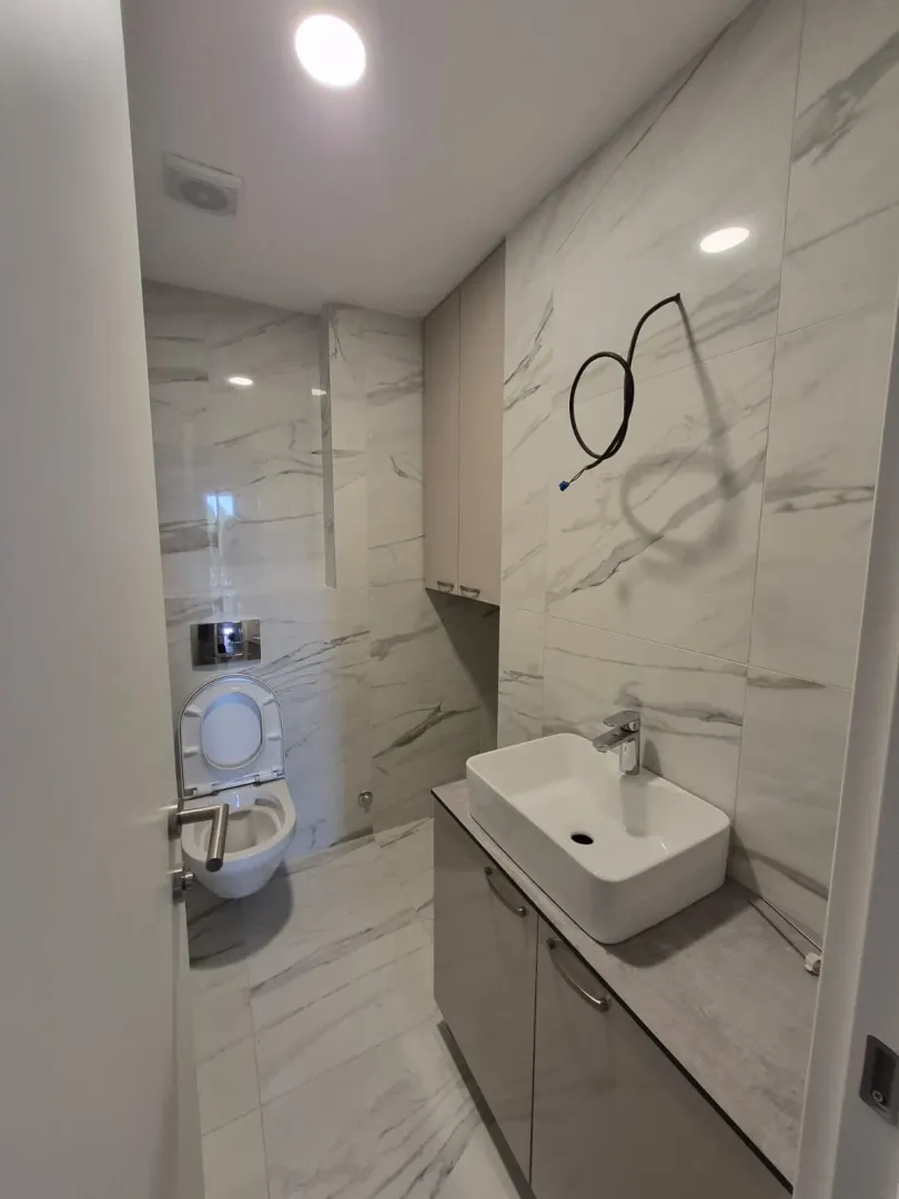 Novoopremljeno kupatilo sa umivaonikom i WC šoljom.