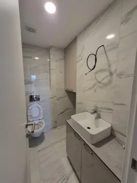Novoopremljeno kupatilo sa umivaonikom i WC šoljom. - image 7