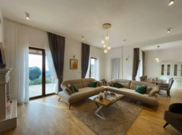 Izdavanje, kuća, 300m², Lapčići, Budva