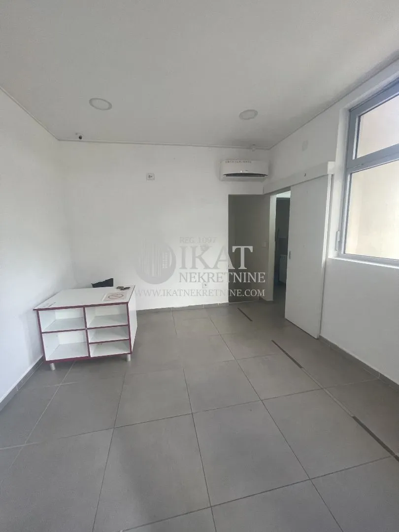 Izdavanje, poslovni prostor, 38m², Žarkovo, Beograd