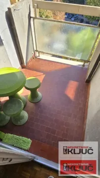Manji balkon sa keramičkim pločicama i garniturom za sedenje. - image 9