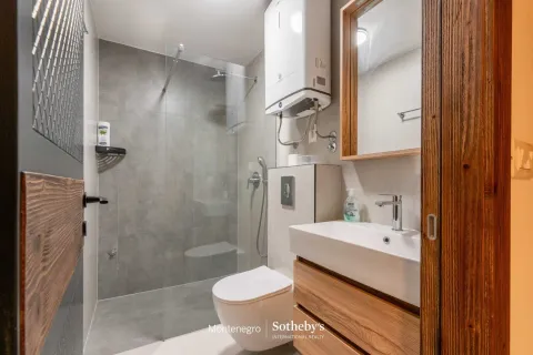 Kupatilo opremljeno tuš kabinom, umivaonikom i wc šoljom. - image 24