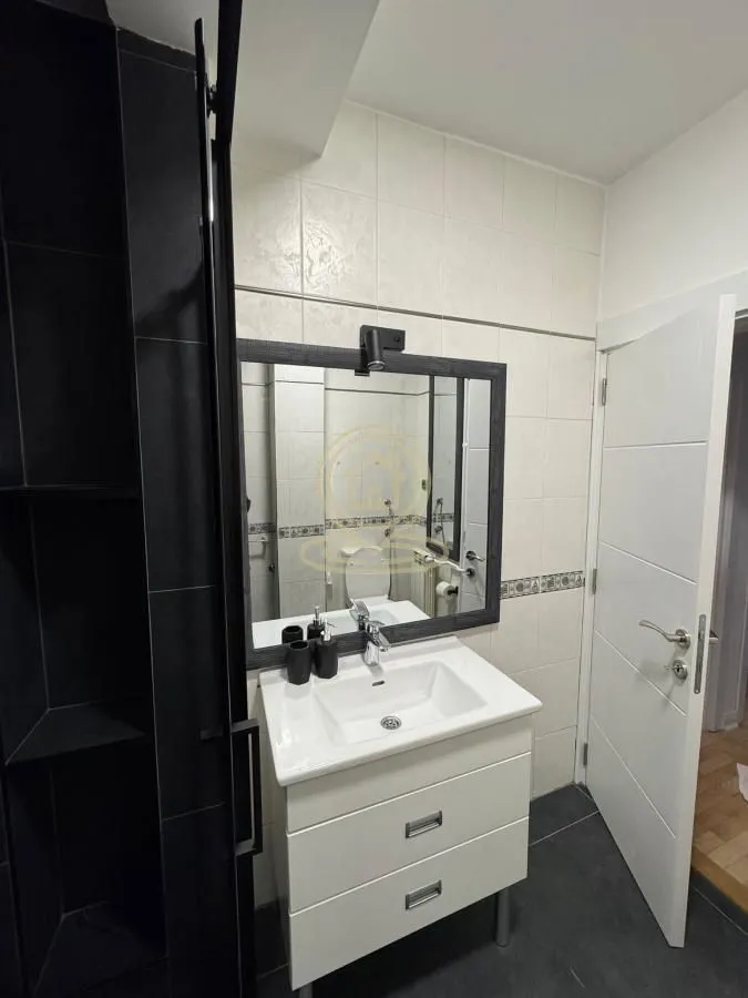 Izdavanje, trosoban stan, 120m², Savski Venac, Beograd