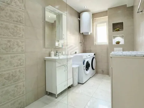 Rent, three bedroom apartment, 160m², Tivat, Crna Gora - image 11