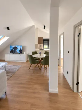 Dnevni boravak sa trpezarijom i kuhinjom u potkrovlju. - image 3