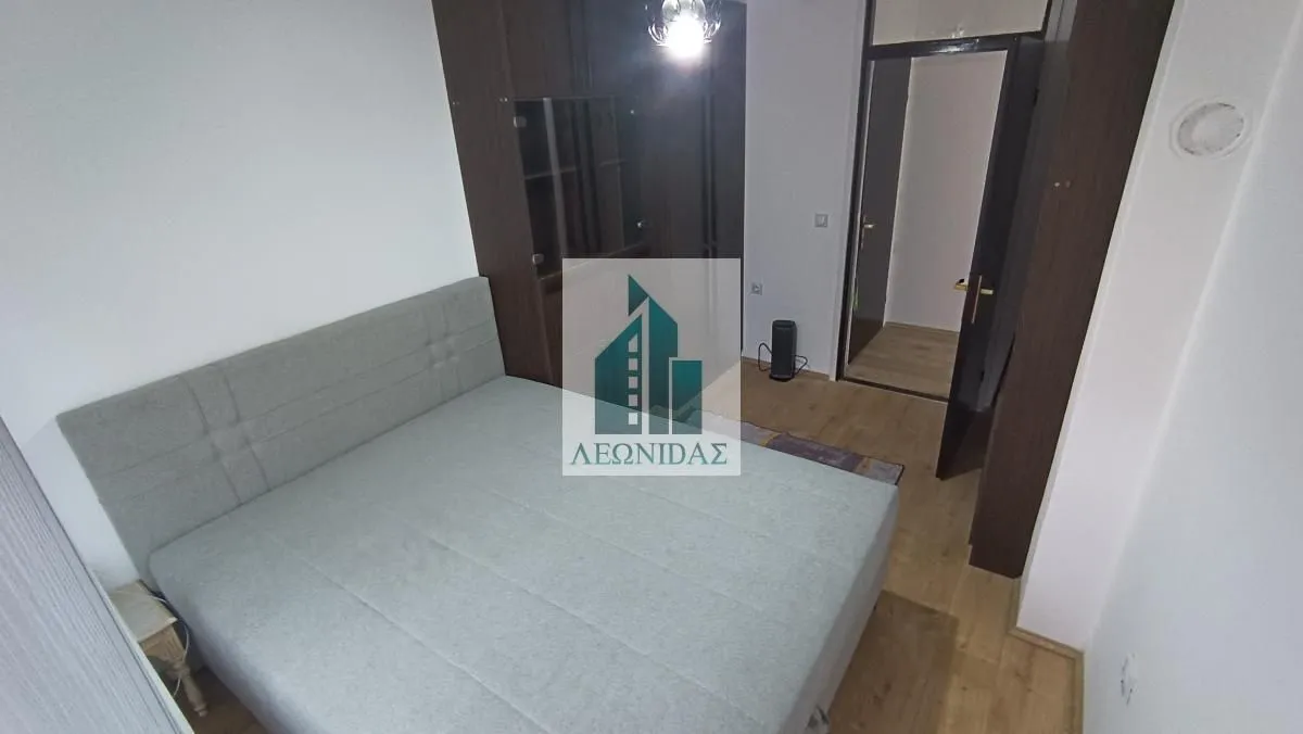 Furnished bedroom with a double bed and a built-in wardrobe.
