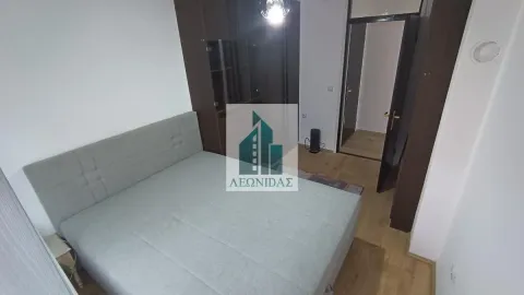 Furnished bedroom with a double bed and a built-in wardrobe. - image 5