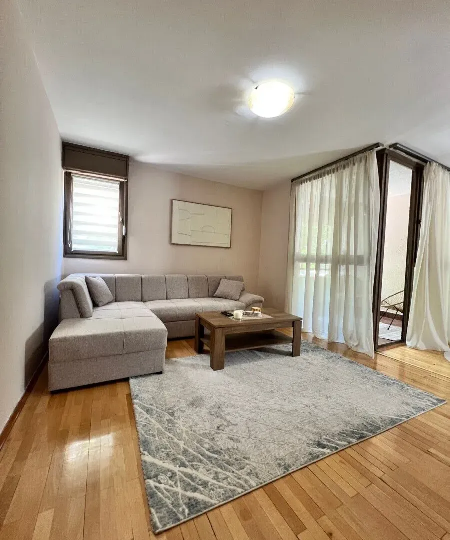 Izdavanje, dvosoban stan, 85m², Blok 5, Podgorica