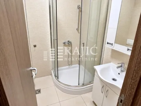 Moderno opremljeno kupatilo sa tuš kabinom i umivaonikom. - image 12