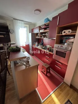 Kuhinja sa crvenim elementima i ugradnom rernom. - image 7