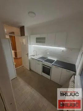 Manja kuhinja sa belim elementima i šporetom. - image 5