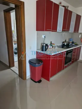 Kuhinja sa crvenim elementima i ugradnim aparatima. - image 11