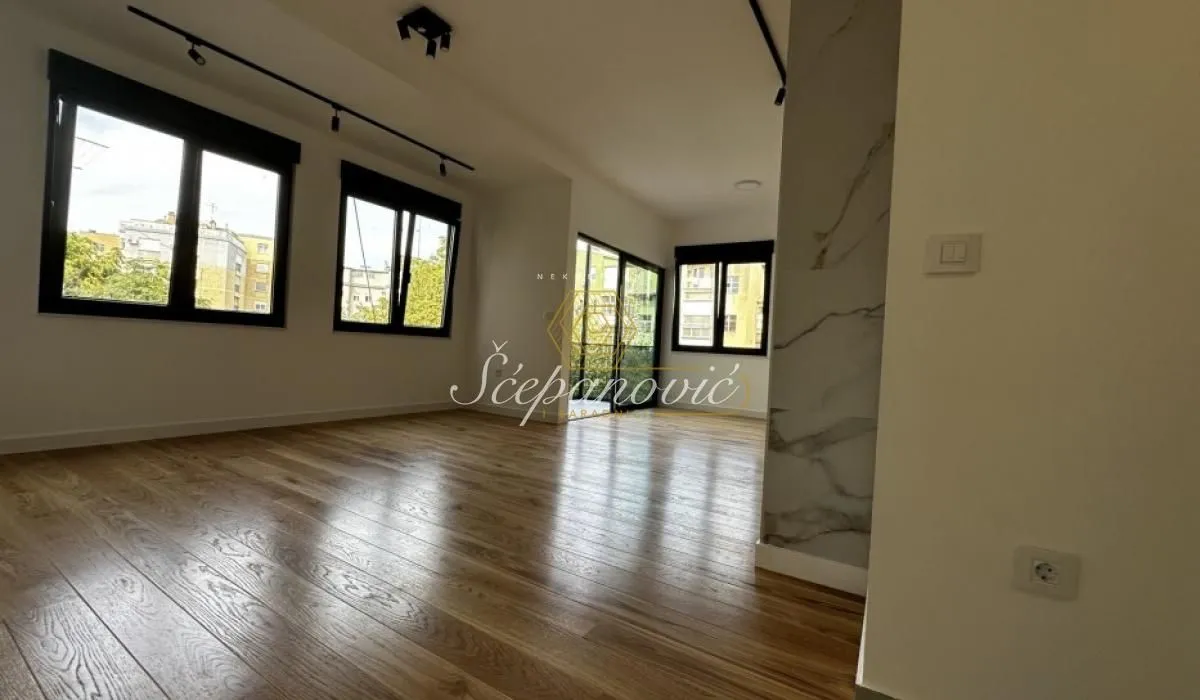 Prodaja, četvorosoban stan, 110m², Centar, Novi Sad