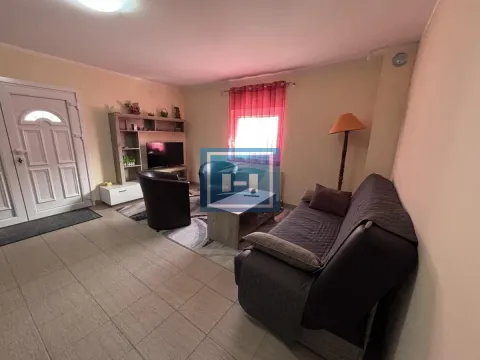 Dnevna soba sa garniturom, televizorom i ulaznim vratima. - image 32