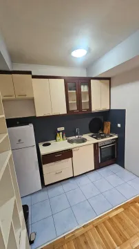 Manja kuhinja sa elementima u kombinaciji svijetle i tamne boje. - image 4